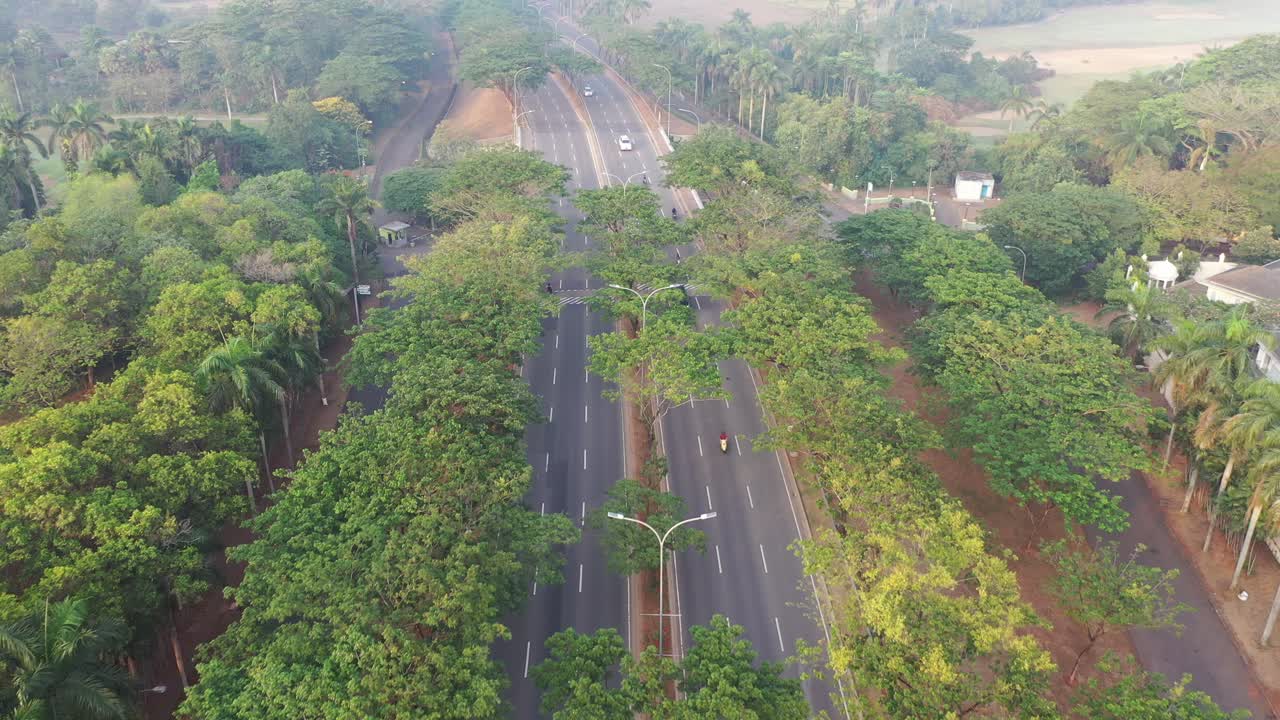 воздушный вид на дорогу с пышными деревьями и окружающим ландшафтом