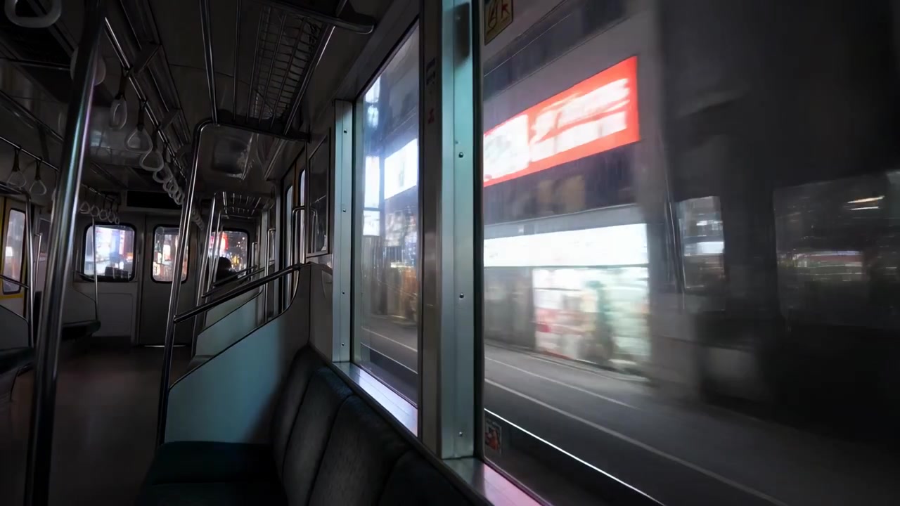 Tram in movimento che mostra finestrino e pali, trasportando un passeggero solitario oltre vetrine illuminate, con spazio per la copia.