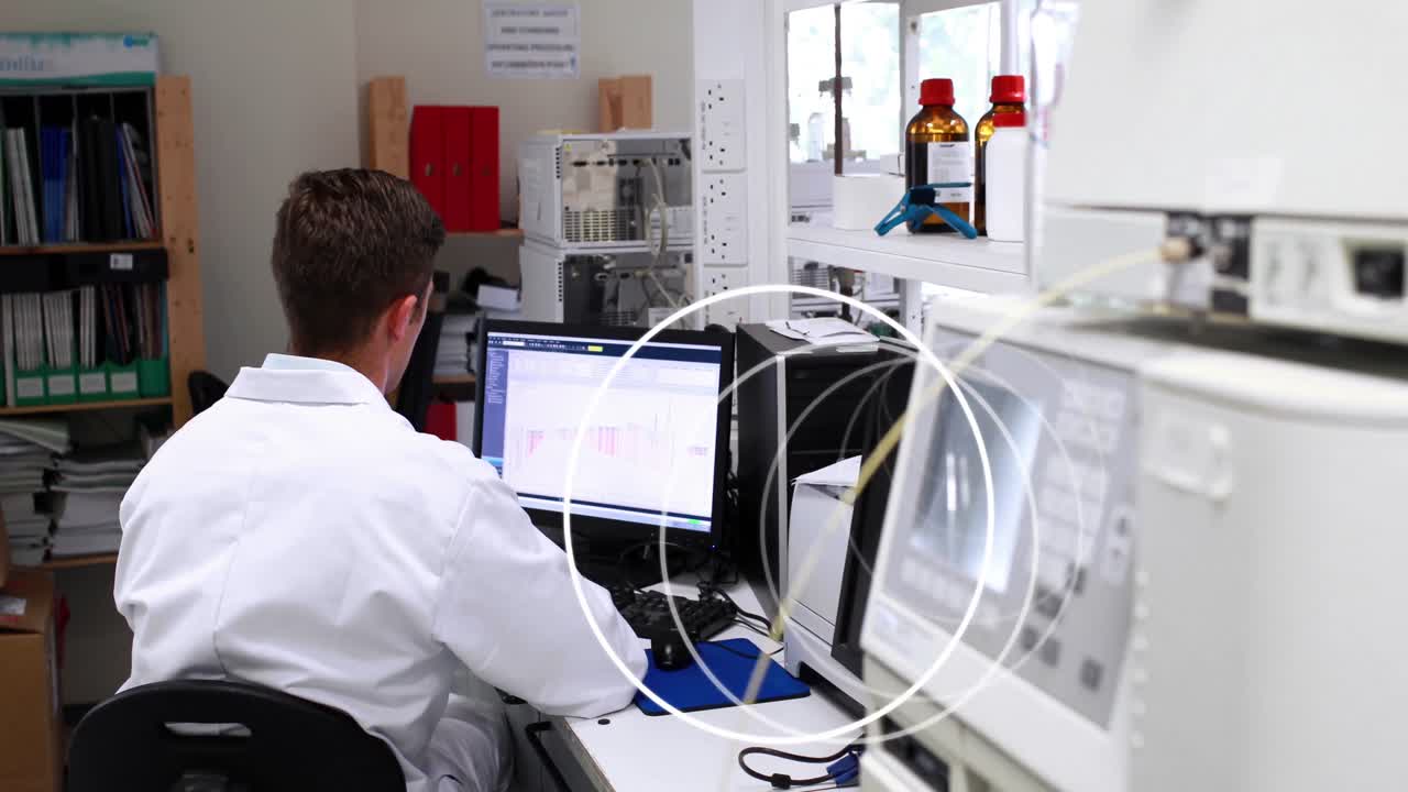 animación de círculos que giran sobre un científico masculino usando una computadora