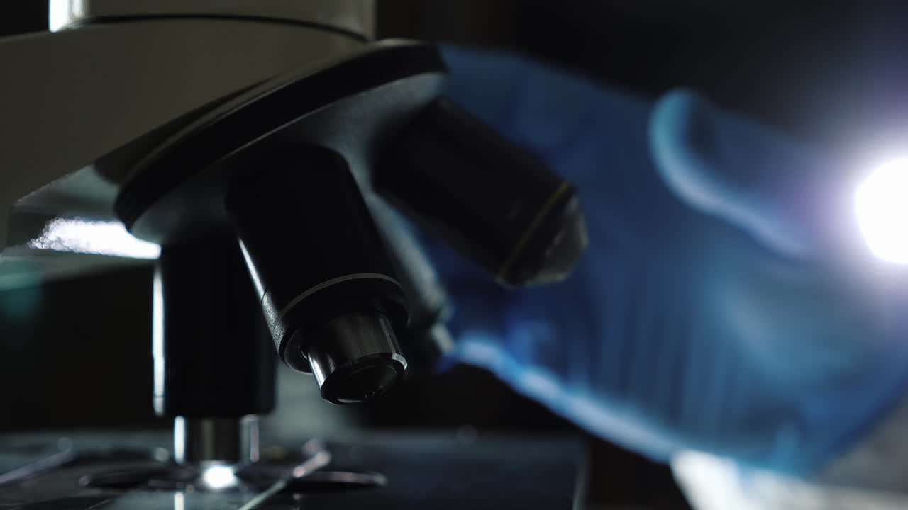 Changing lenses on a microscope