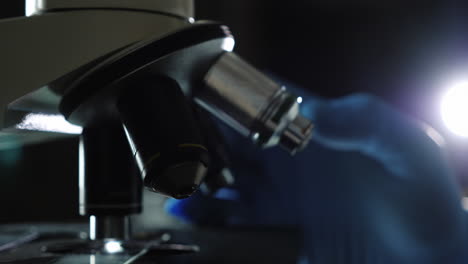 cambio de lentes en un microscopio
