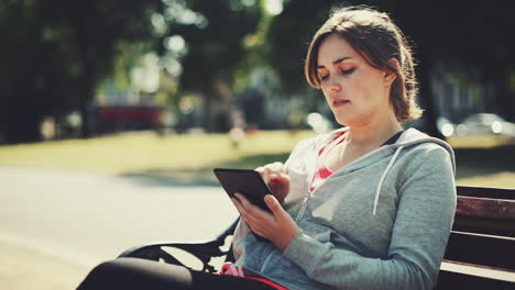 mujer usando una tableta digital ipad al aire libre en la naturaleza