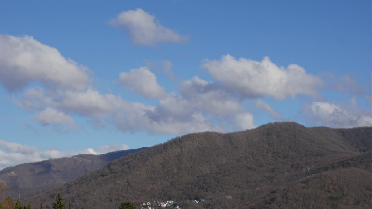 파란 하늘, 산 위의 하 구름, 부풀어오르는 색 구름, 큐러스 구름, 스케이프 타임스, 여름의 파란하늘, 극적인 웅장한 놀라운 파란색 하늘, 부드러운  구름의 형태, 구름의 타임 스 배경