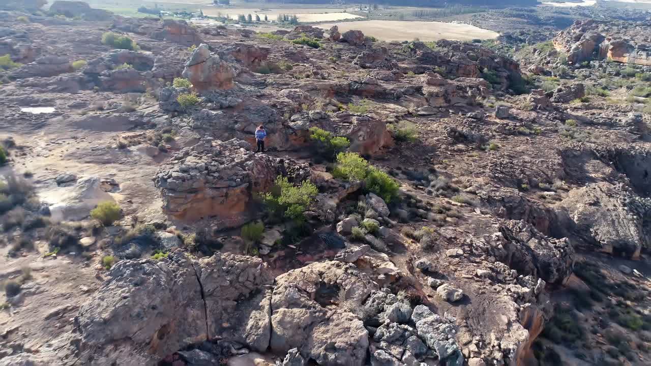 escalador masculino caminando sobre una montaña rocosa 4k