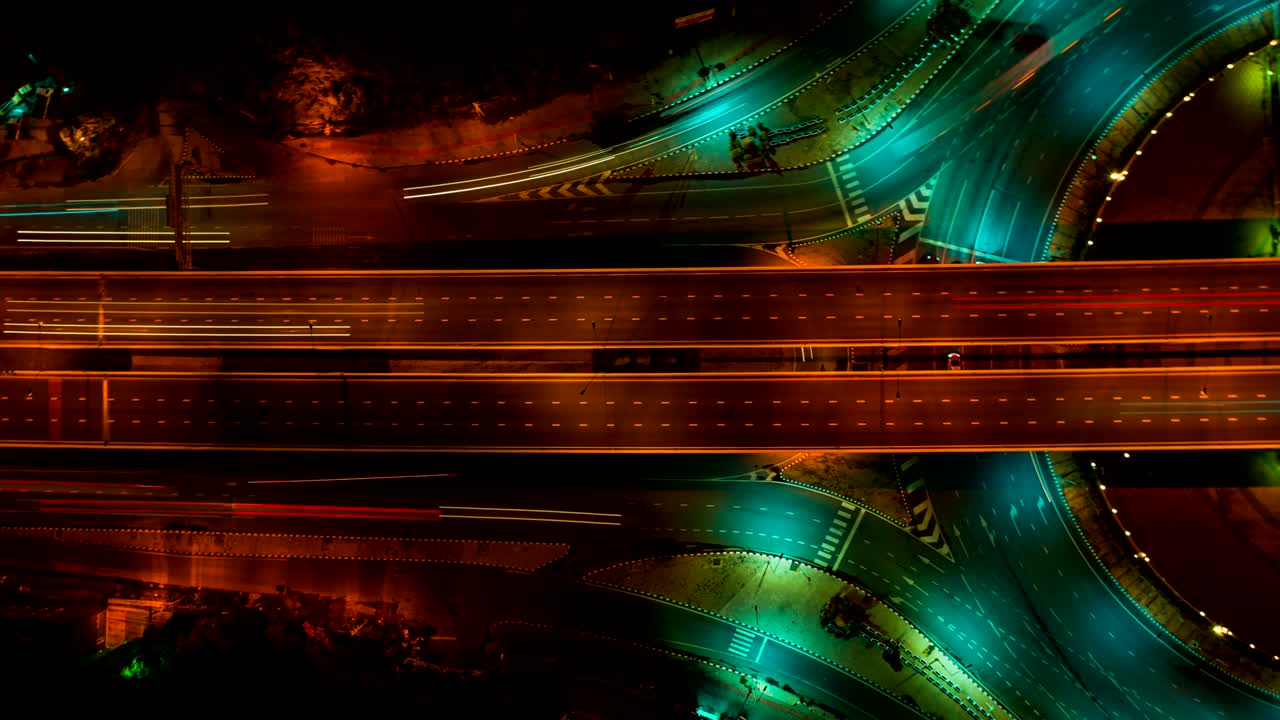 vista superior de la autopista, el tráfico vial en círculo una infraestructura importante