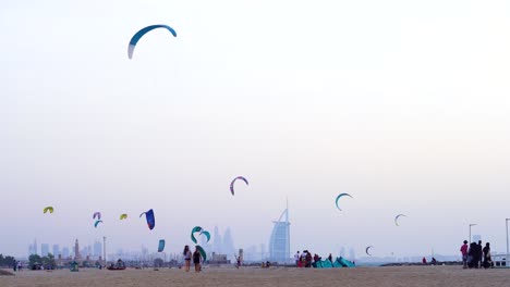 Kite-Beach,-Docenas-De-Kitesurfistas-Se-Preparan-Para-Un-Día-De-Acción-En-Fazza-Beach-Dubai