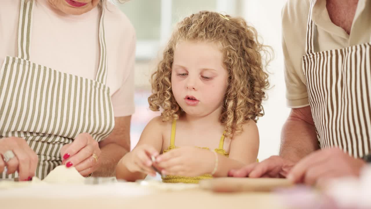 Bambino che cucina con i nonni