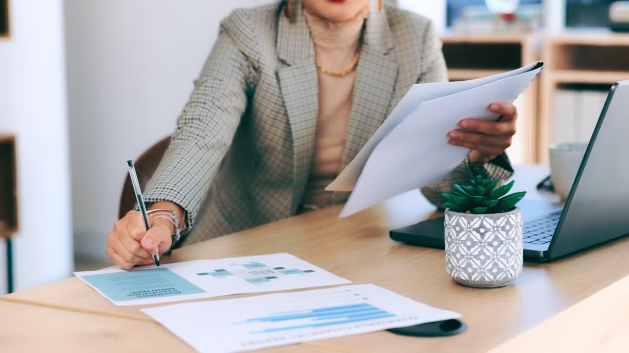 negocios, documentos y escritura de la mujer