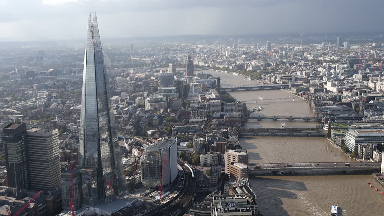 런던의 샤드를 지나 비행