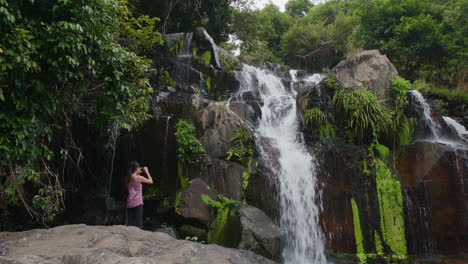 cascata nel fiume di una foresta tropicale