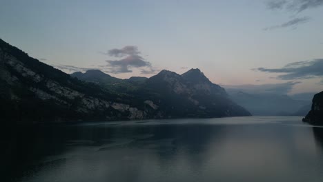 Una-Vista-Asombrosa-De-Las-Serenas-Aguas-Del-Lago-Walensee,-Rodeada-De-Majestuosas-Montañas