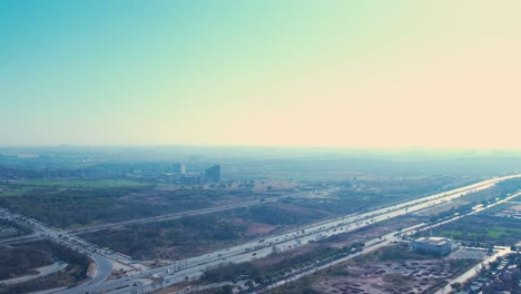 Vista-Aérea-De-La-Autopista-De-Cachemira-De-Islamabad-Con-Tráfico-Ligero.