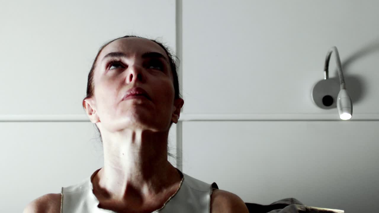 las tensiones del día le duelen la cabeza y la espalda la mujer sufre en silencio