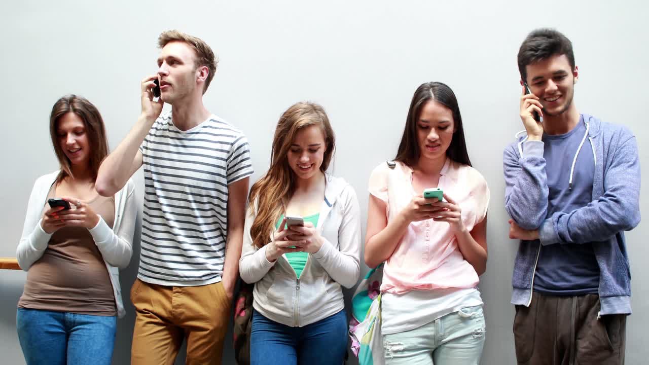 compañeros de clase de pie en una fila de mensajes de texto y llamadas