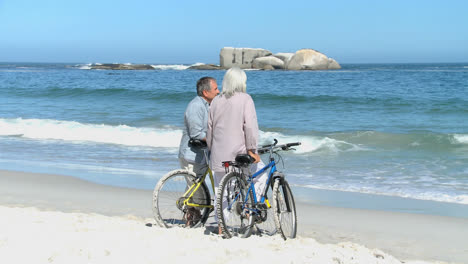 Hombre-Y-Mujer-Mirando-El-Horizonte