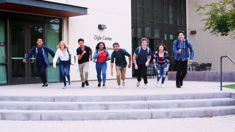 Gruppe-Von-High-School-Schülern,-Die-Vor-College-Gebäuden-In-Die-Luft-Springen