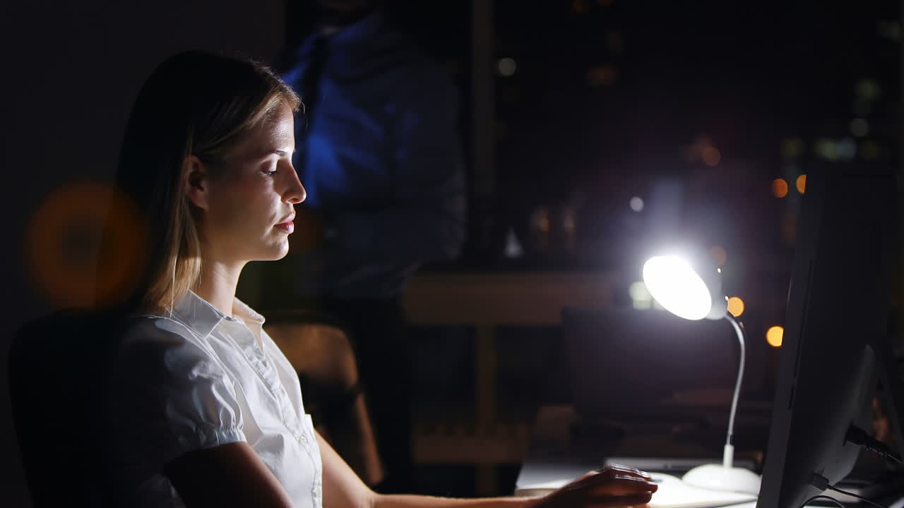 밤에 태블릿을 사용하는 동료