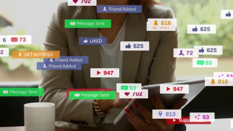 Animation-Von-Social-Media-Texten-Auf-Bannern-Mit-Digitalen-Symbolen-über-Einer-Frau,-Die-Ein-Tablet-Nutzt