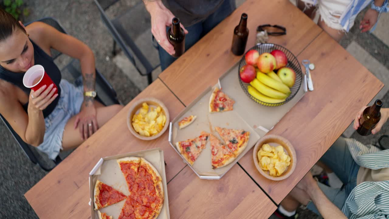 amigos disfrutando de una pizza y cerveza juntos