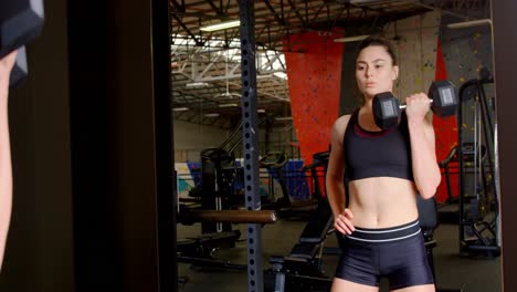 mujer haciendo ejercicio en un gimnasio 4k