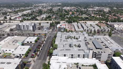 El-Barrio-De-Woodland-Hills-Es-Un-Suburbio-De-Los-Ángeles:-Paso-Elevado-Aéreo-De-Apartamentos-Y-Condominios