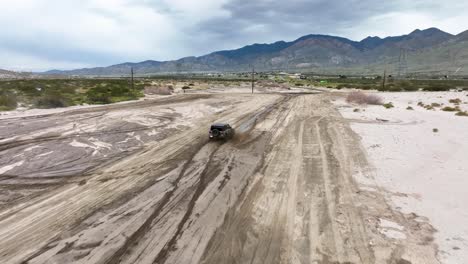Jeep-Ruuning-A-Través-De-Barro-En-El-Desierto-De-Ca-Palm-Springs