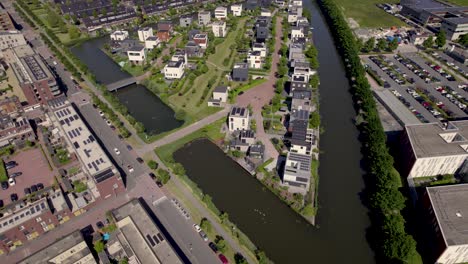 Ciudad-Verde-Contemporánea-Vivienda-Isleña-Con-Foso-En-El-Barrio-Residencial-Leidsche-Rijn-De-La-Ciudad-Holandesa-De-Utrecht