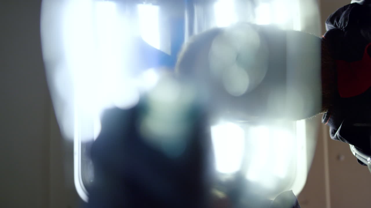 구급대원 들 이 응급차 에서 환자 에게 산소 마스크 를 착용 하고 있다