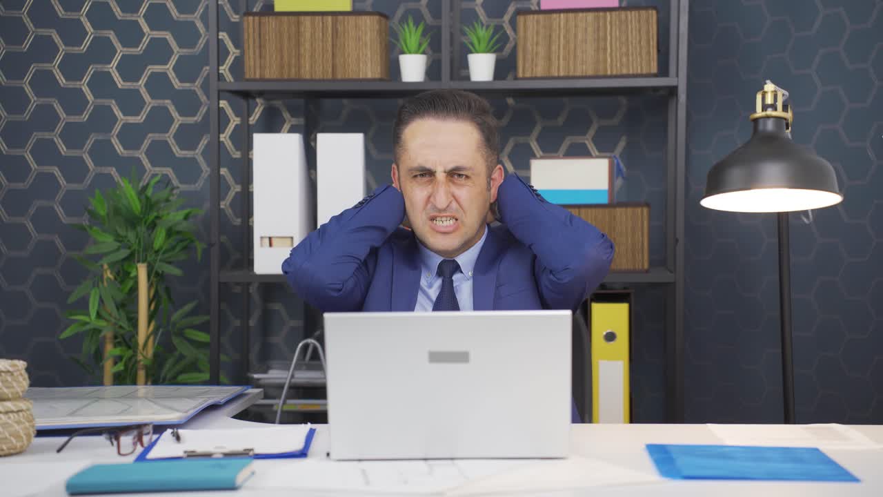 un hombre de negocios que tiene una crisis nerviosa.