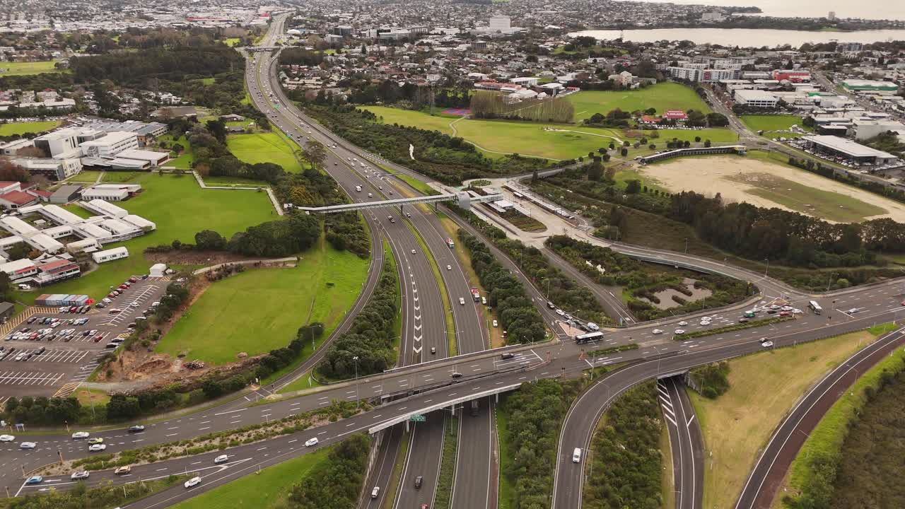 Heavy traffic on the highways in the Takapuna district of Auckland City