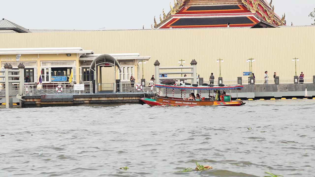 un barco viaja a lo largo del río chao phraya