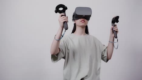 mujer usando auriculares y controladores vr