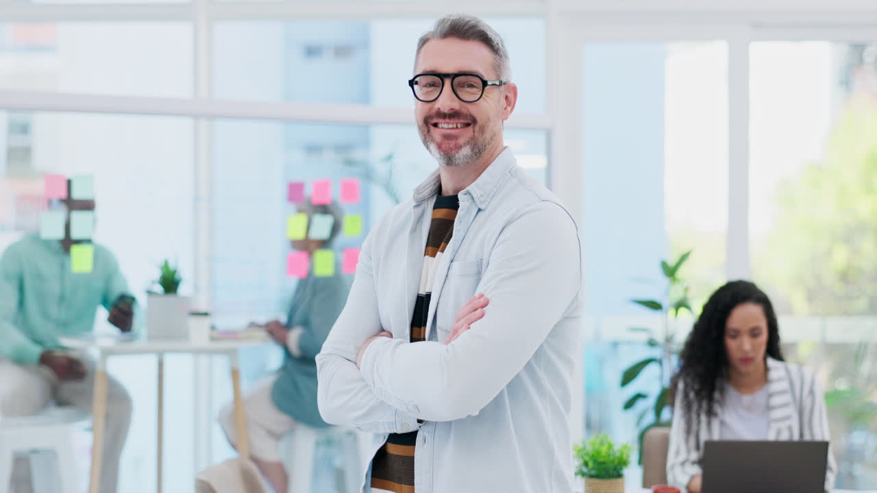 feliz, orgullo de la salud y un hombre con brazos