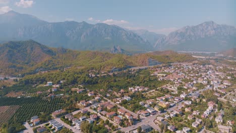 vista aérea de una ciudad montañosa con el paisaje circundante
