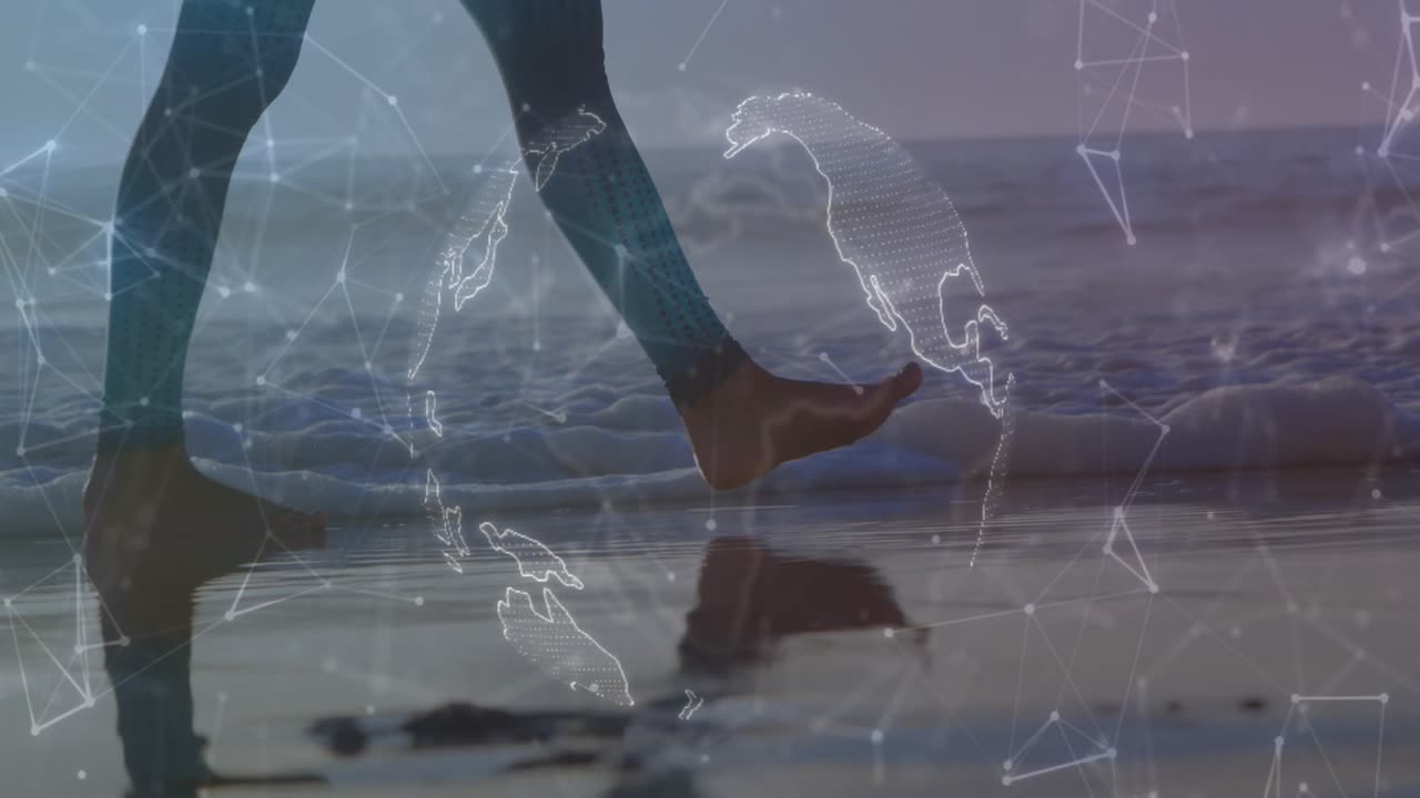 Mulher caminhando em areia molhada, entrando na arrebentação, causando um globo digital giratório que visualiza dados de tecnologia.