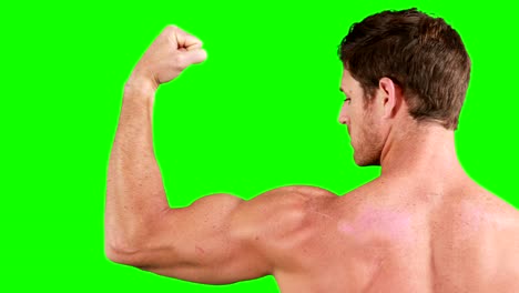 hombre musculoso flexionando sus músculos