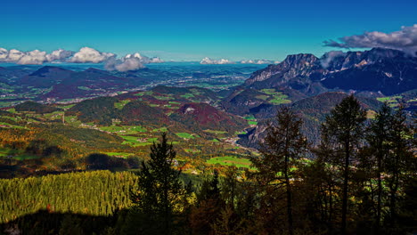 Bergkulisse-Einer-Malerischen-Landschaft-Mit-Zeitrafferwolken-Am-Himmel,-Von-Einem-Malerischen-Aussichtspunkt-Aus-Betrachtet