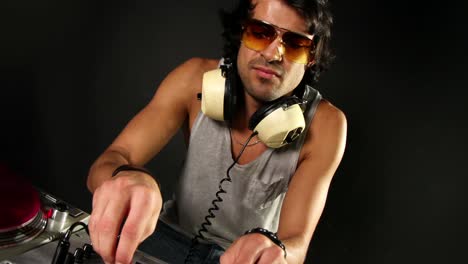 Hombre-retro-dj-21