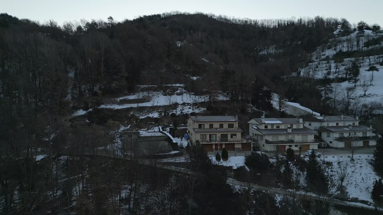 drones aéreos vuelan sobre ribes de freser pirineos ciudad en invierno nevado, casas, colinas, barrio y pinos secos panorama nublado, girona, cataluña, españa