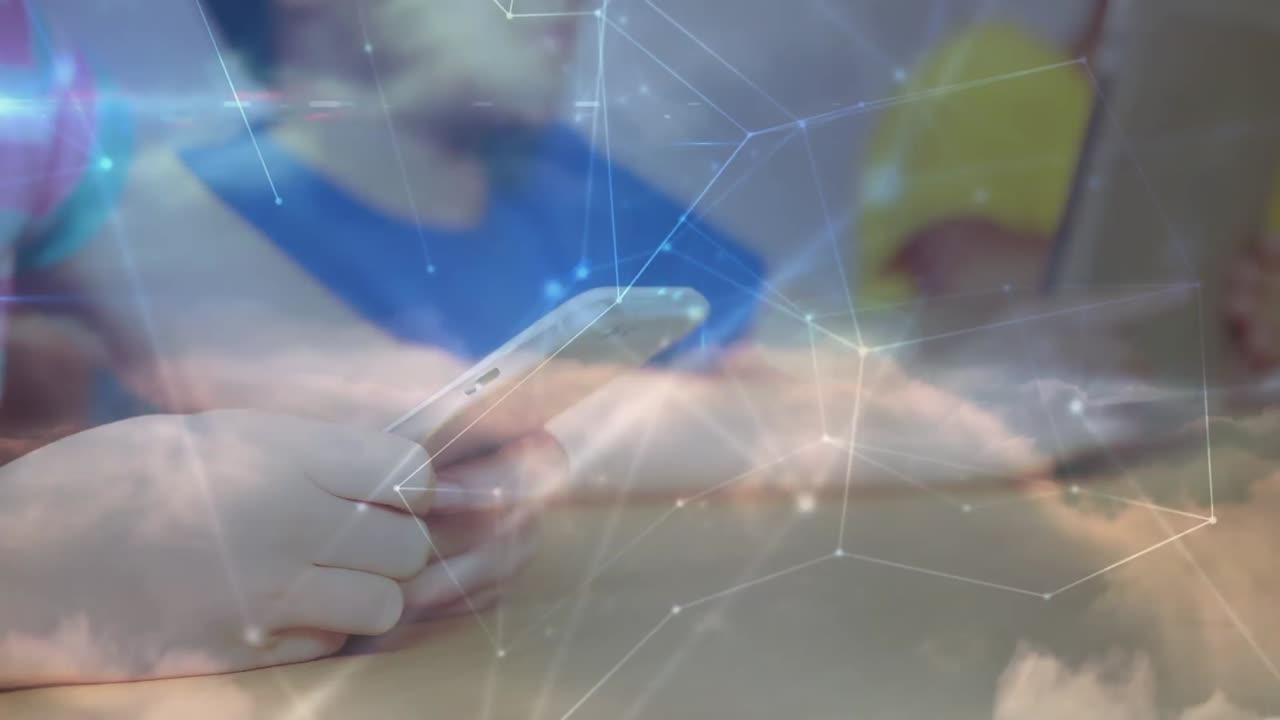 학교에서 디지털 태블릿을 사용하는 소녀의 중간 섹션에 대한 연결 네트워크의 애니메이션