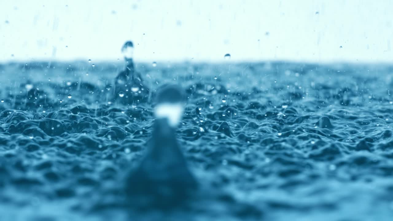 ⁇ 방울이 아주 느린 속도로 떨어지고 있습니다.