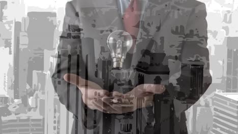 animación de edificios de la ciudad moderna sobre hombre de negocios arrojando y atrapando bombilla