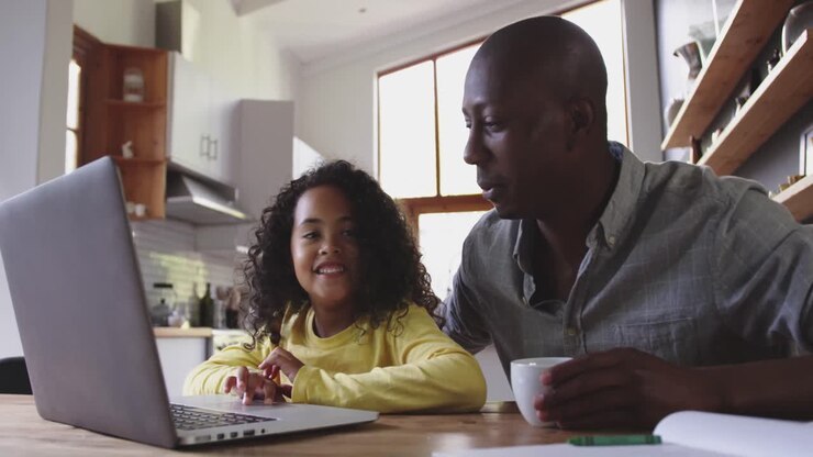 Famiglia che trascorre del tempo insieme a casa