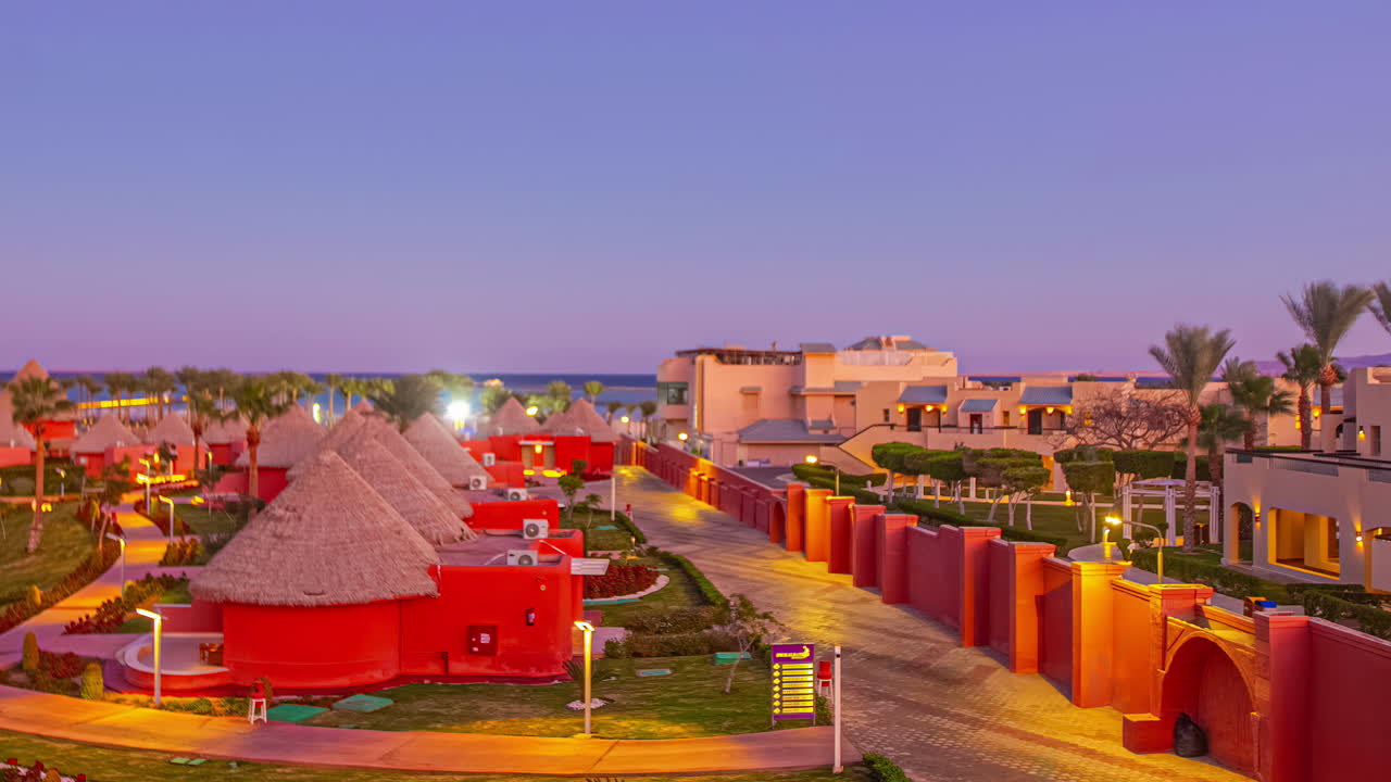 어두워지면서 해안 마을 위에서 부드러운 전환, 바다 근처에서 초현실적인 일몰