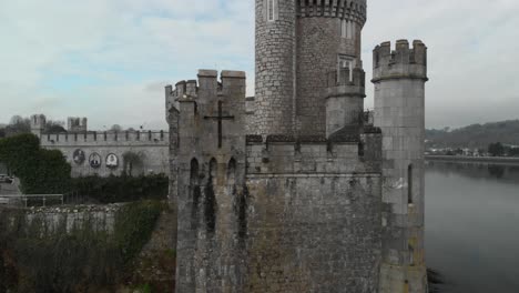 Una-Toma-Aérea-De-Un-Castillo-En-Irlanda