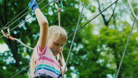 entertainment in zomerkamp - een kind leert verzekeringskabels te gebruiken klimt hoog in de takken van