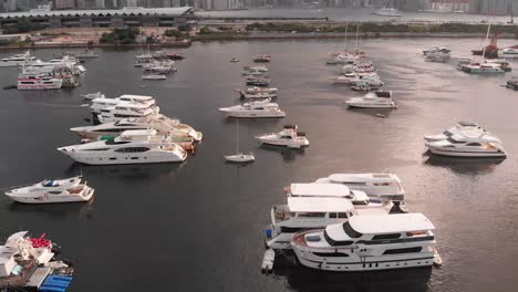 Muchos-Yates-Estacionados-En-Un-Muelle-De-Almejas