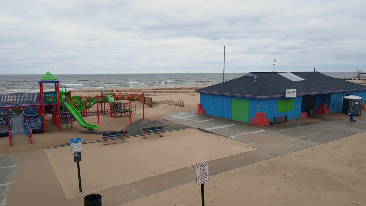 camiones sobre un parque infantil en un día lluvioso