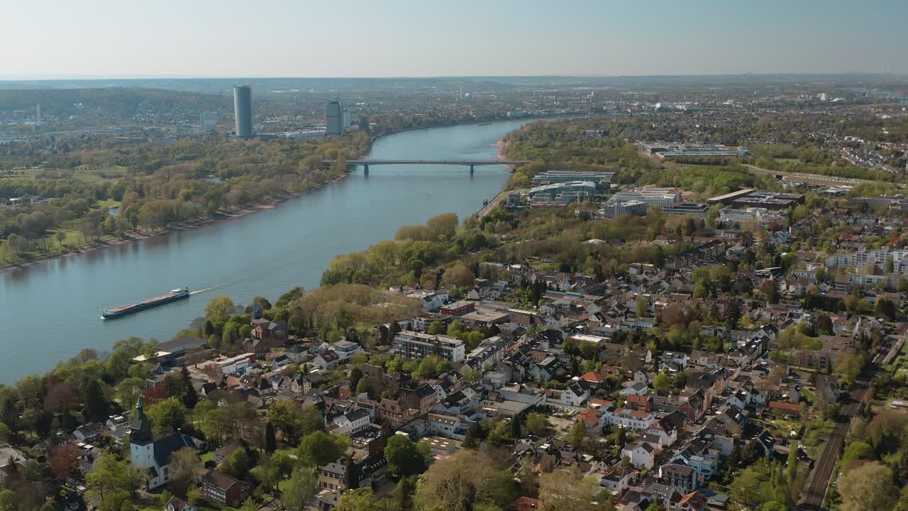 drone - toma panorámica aérea de bonn con el puente konrad adenauer, el río rin con un barco, el gran hotel kameha y la torre de correos 25p