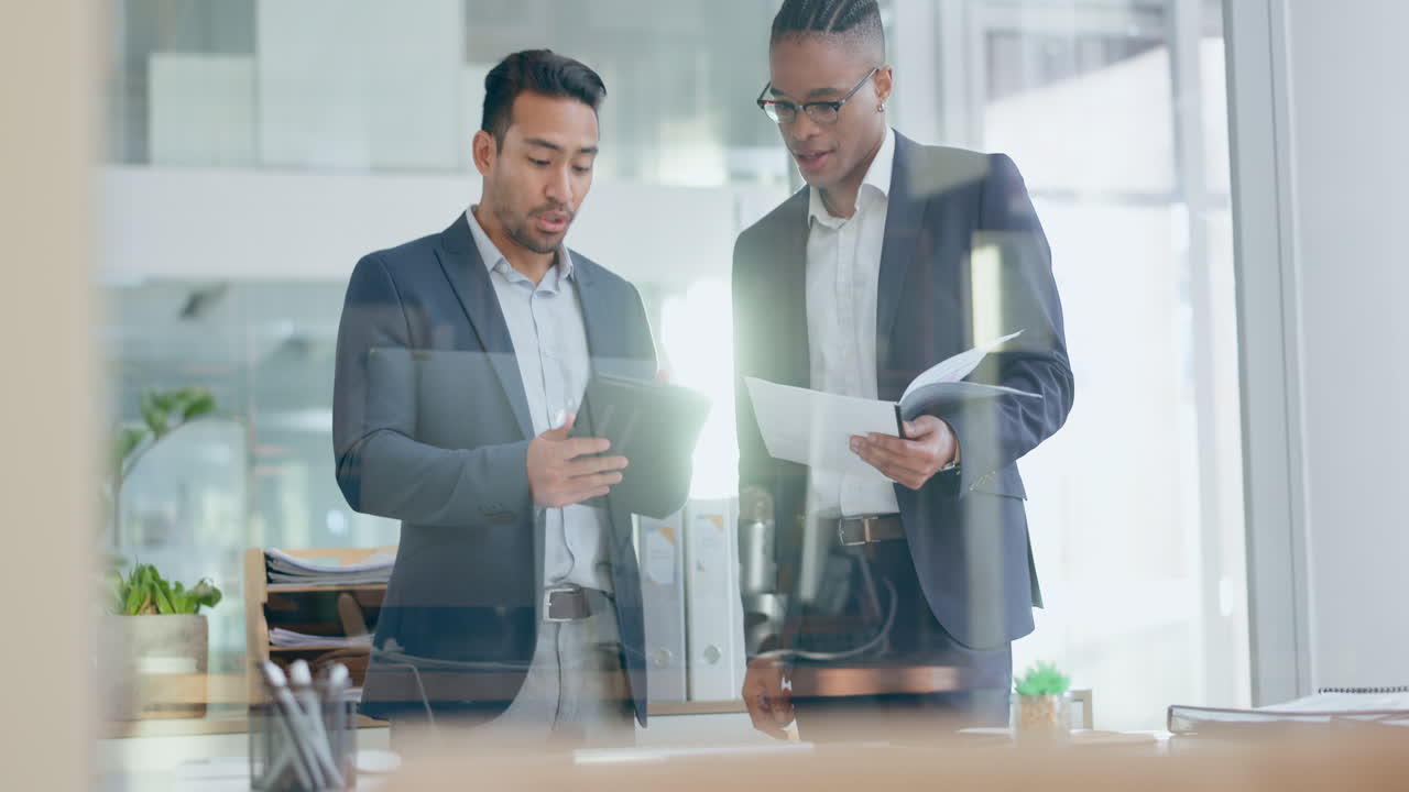 팀워크, 태블릿 및 비즈니스 사람들